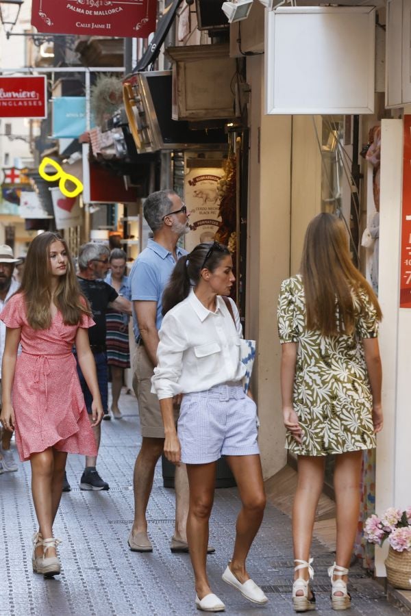 Paseo de los Reyes y sus hijas por las calles de Palma de Mallorca