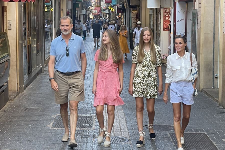 Paseo de los Reyes y sus hijas por las calles de Palma de Mallorca