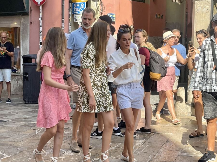 Paseo de los Reyes y sus hijas por las calles de Palma de Mallorca