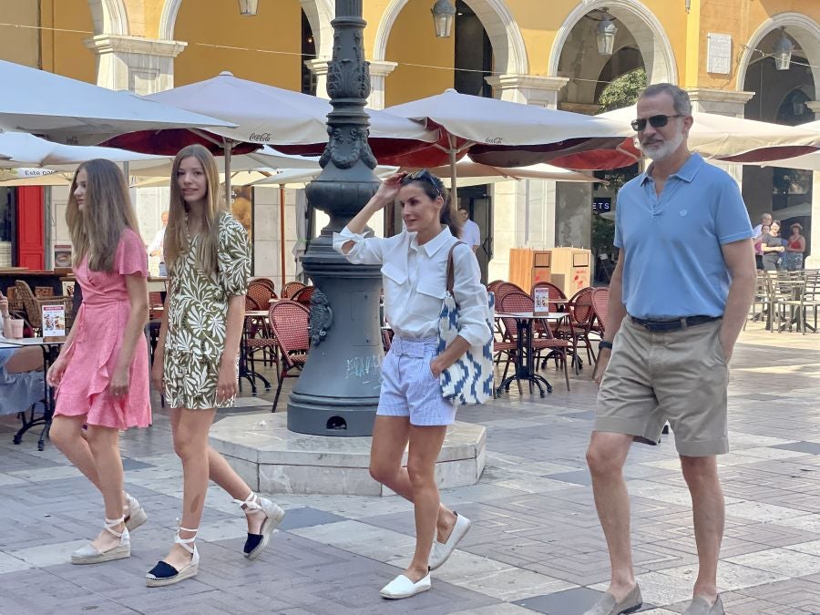 Paseo de los Reyes y sus hijas por las calles de Palma de Mallorca