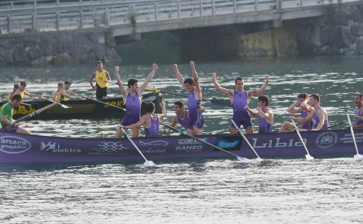 La trainera de San Pedro celebra la victoria en la regata de Orio con el bote de Arkote, que fue tercero, a sus espaldas. 