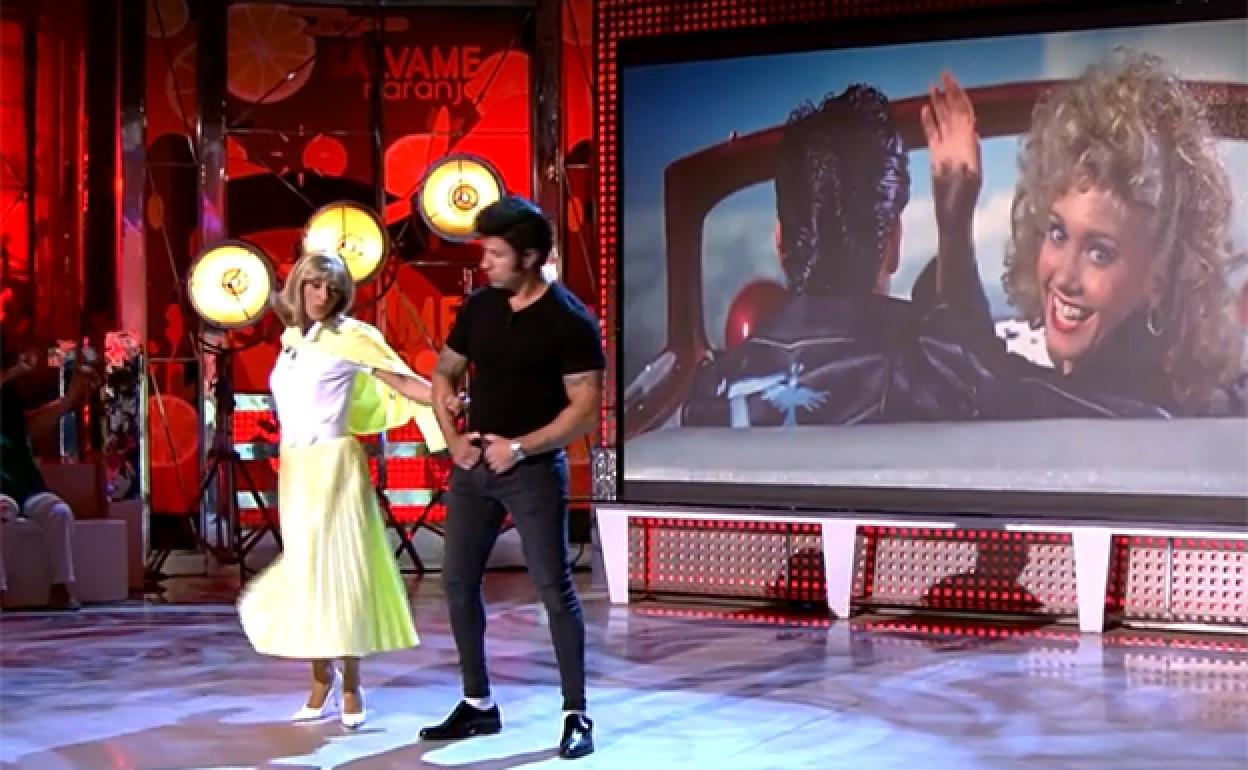 Adela González durante el homenaje a Olivia Newton-John en Sálvame