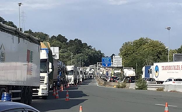 Importantes retenciones en la frontera de Biriatou por el cierre a camiones debido al incendio