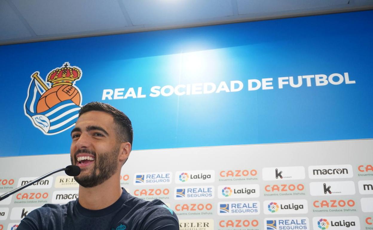 Mikel Merino comparece en una rueda de prensa.