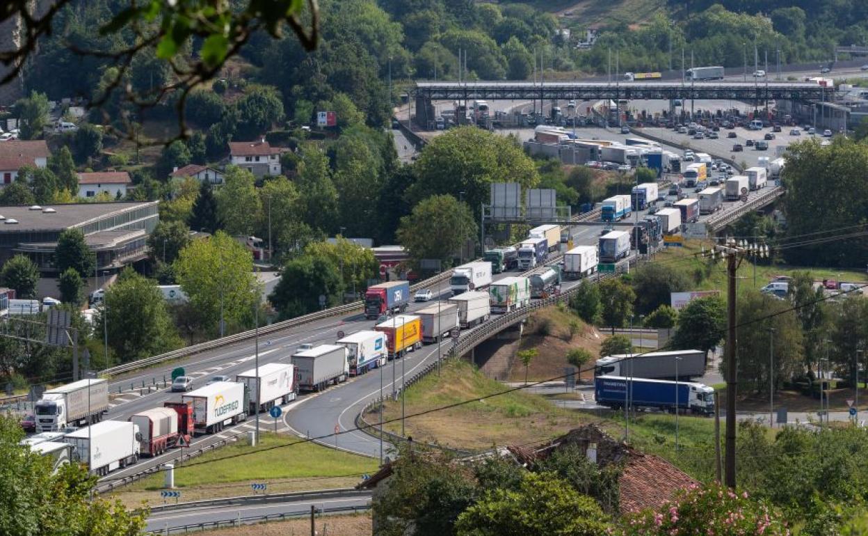 Los camiones colapsan la P-8 este jueves debido al cierre de la muga a vehículos pesados. 