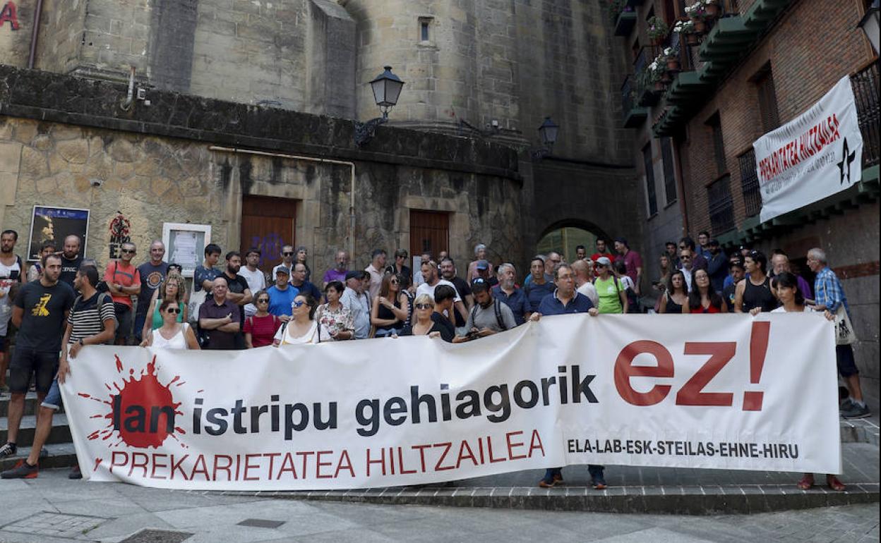 Concentración sindical realizada este miércoles en Errenteria para denunciar la siniestralidad laboral.