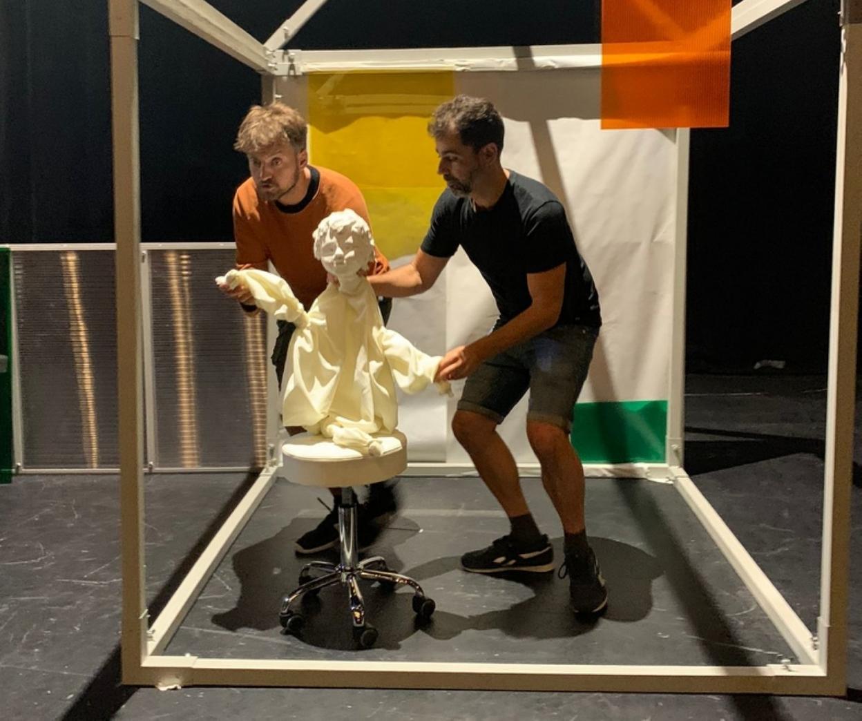 Miembros de la compañía durante el montaje de las piezas. 