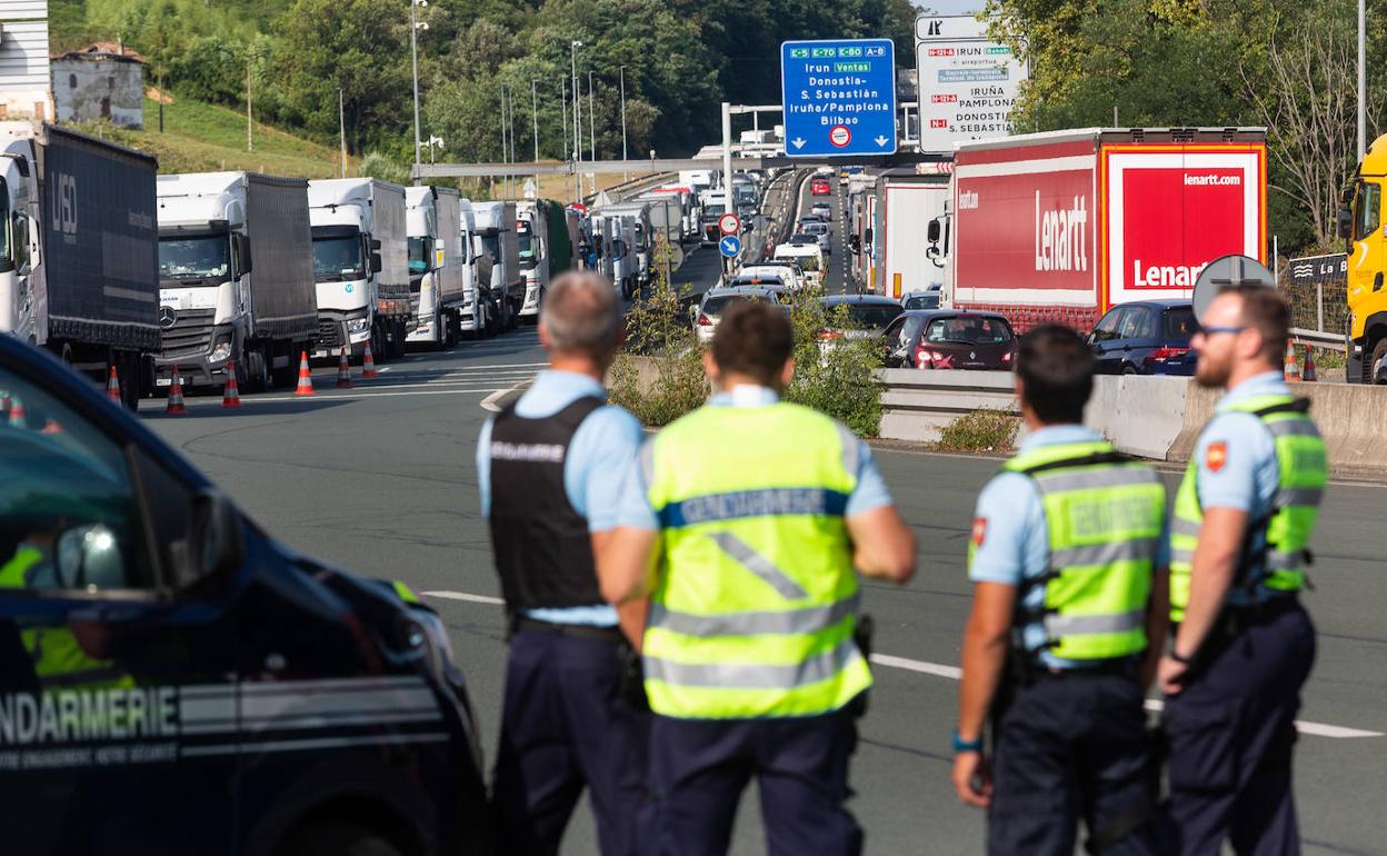 Retenciones.Los cierres de la muga provocaron largas colas en la AP-8 en Irun. 