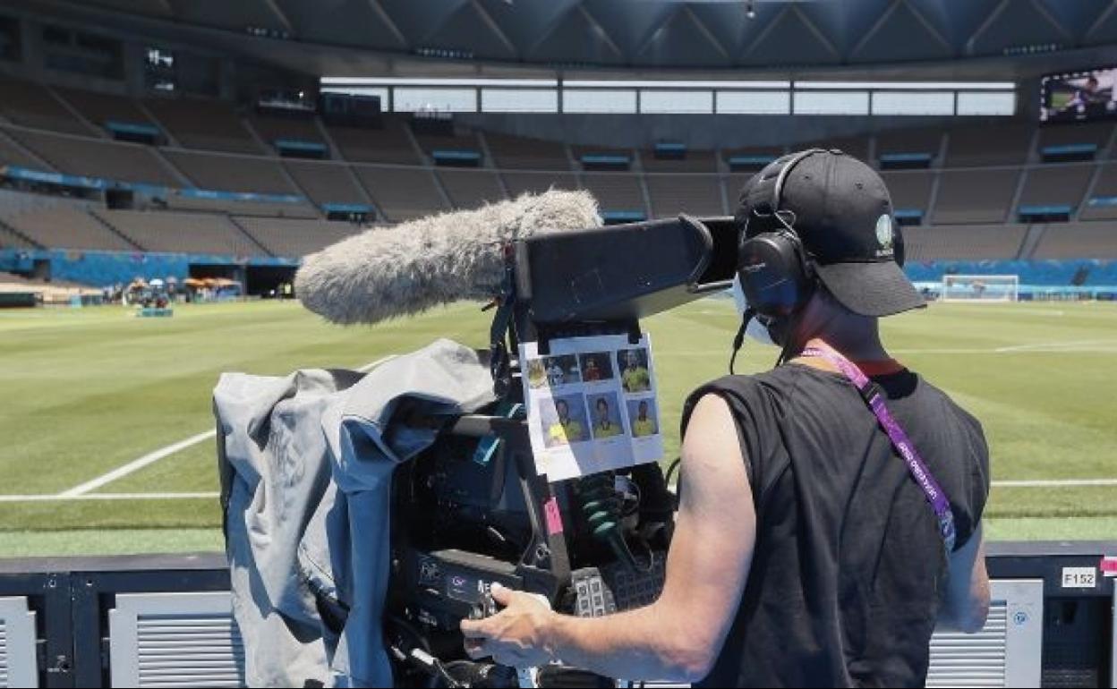 Una cámara de televisión en un estadio de fútbol.