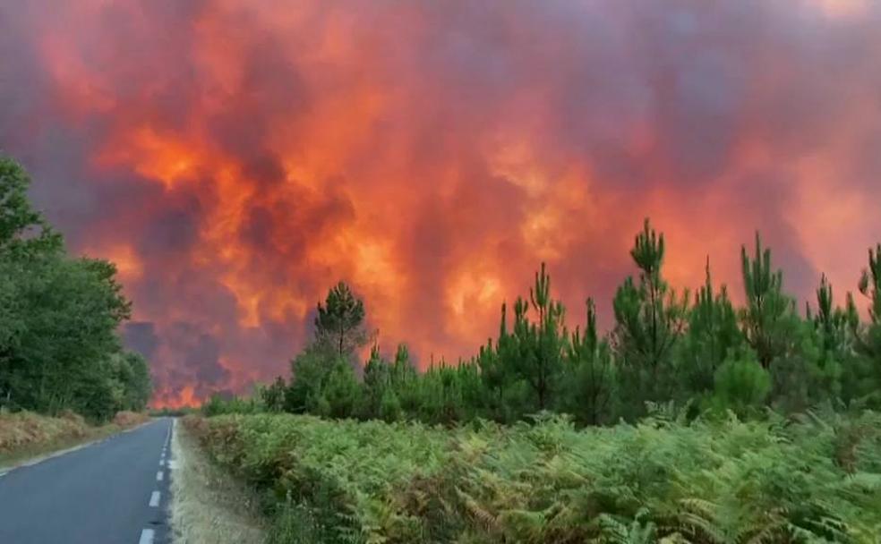 Los bomberos se afanan en mantener controladas las llamas de un incendio que ya ha abrasado más de 6.800 hectáreas. 