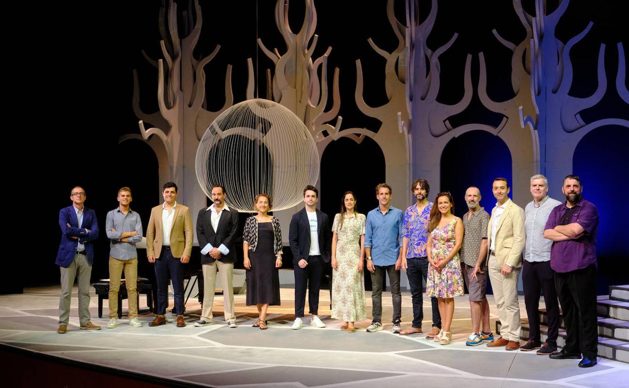 El equipo artístico y de la Quincena responsable del montaje, en el escenario.