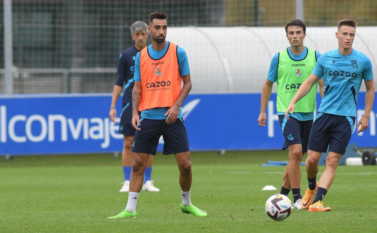 Imanol sigue de cerca una jugada en la que intervienen Brais, Guevara y Turrientes, tres mediocentros. 