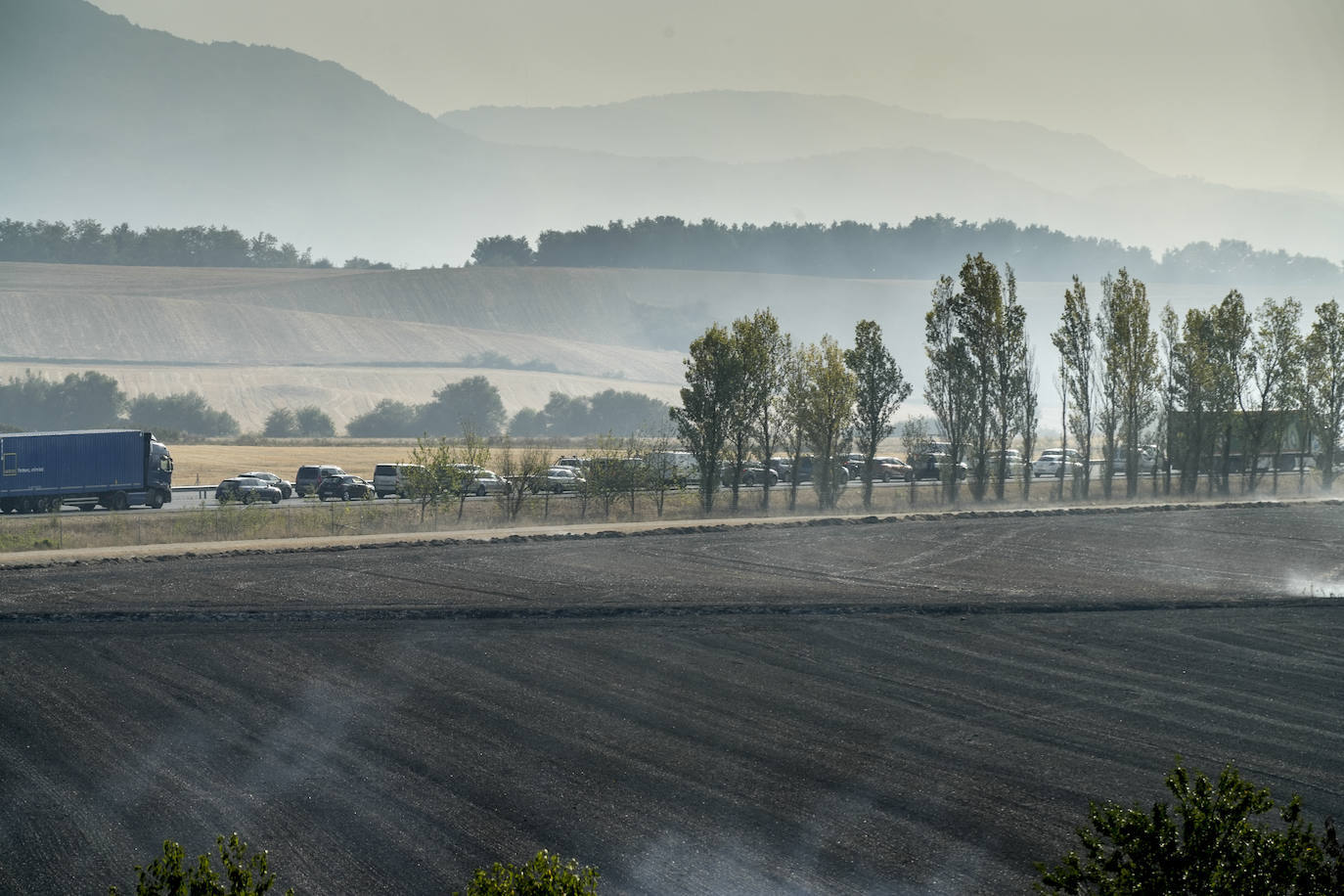 Fotos: El incendio que ha provocado los cortes en la A-1 y en la circulación de trenes