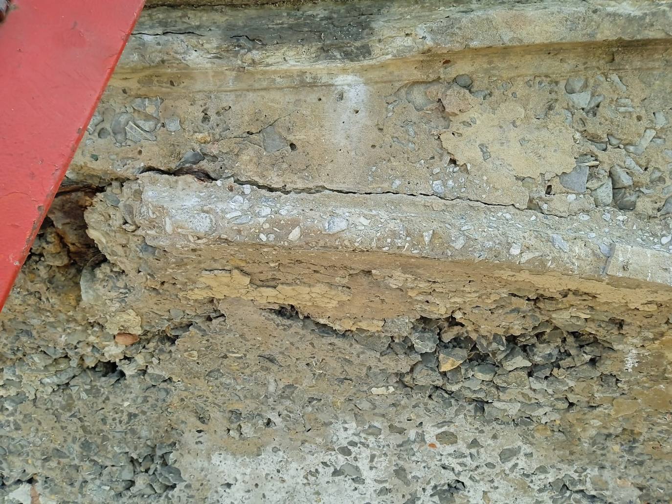 Fotos: Se desprende una piedra bajo el tramo de barandilla de La Concha que falta por renovar