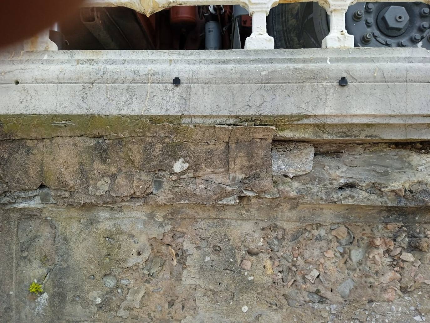 Fotos: Se desprende una piedra bajo el tramo de barandilla de La Concha que falta por renovar