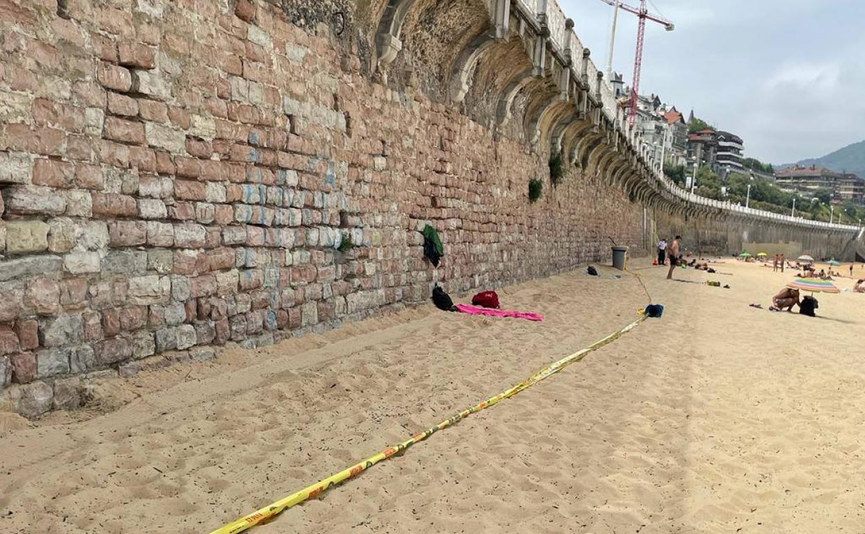 Ha sido necesario precintar una zona de La Concha tras la caída de una piedra bajo el tramo de la barandilla.