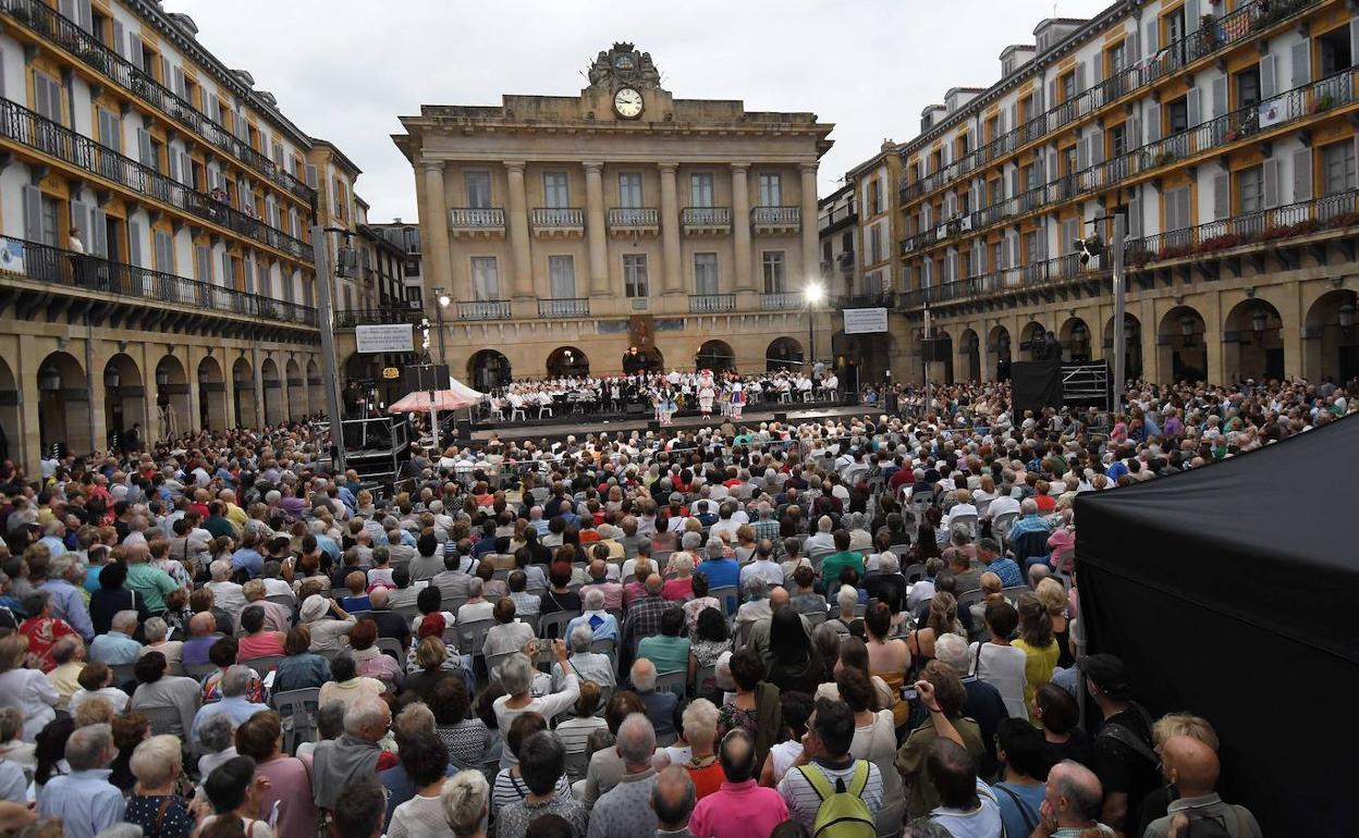 Plaza bete-beterik 2019ko kontzertuan. 