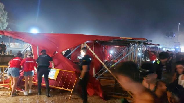 Las ráfagas de viento se han llevado parte de las estructuras de los conciertos que se celebraban en Cullera