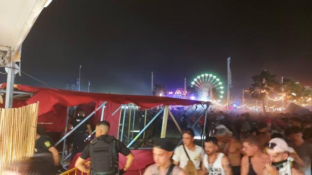 Las ráfagas de viento se han llevado parte de las estructuras de los conciertos que se celebraban en Cullera