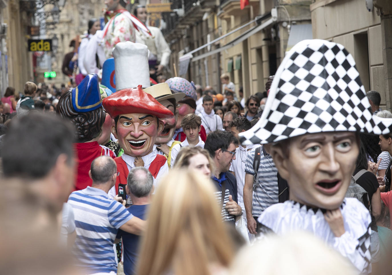 Fotos: Los gigantes y cabezudos ambientan las calles de Donostia