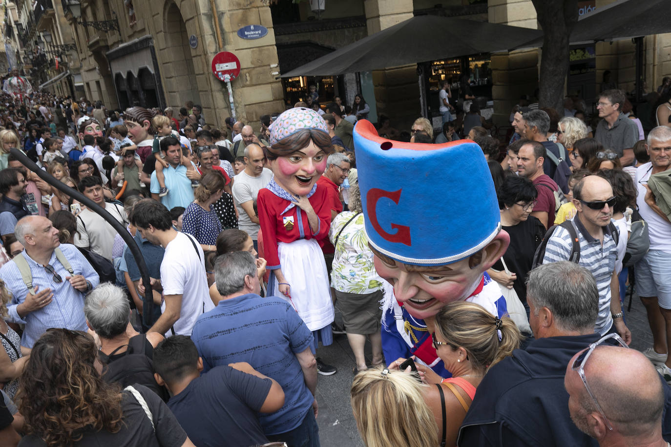 Fotos: Los gigantes y cabezudos ambientan las calles de Donostia