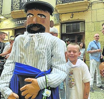 Fotos: Los gigantes y cabezudos ambientan las calles de Donostia