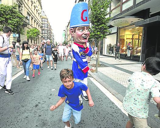 Fotos: Los gigantes y cabezudos ambientan las calles de Donostia