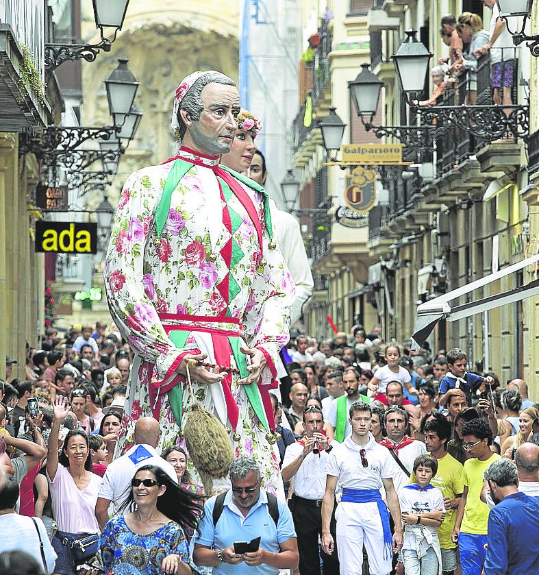 Fotos: Los gigantes y cabezudos ambientan las calles de Donostia