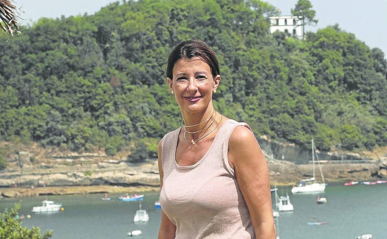 La secretaria general del PP vasco, Laura Garrido, en los jardines del Palacio Miramar. 