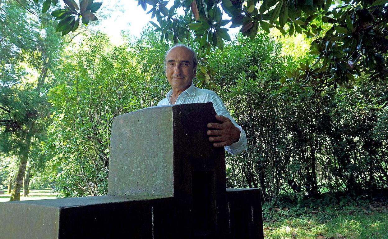 Luis Chillida en la tumba de sus padres en Chillida Leku. 