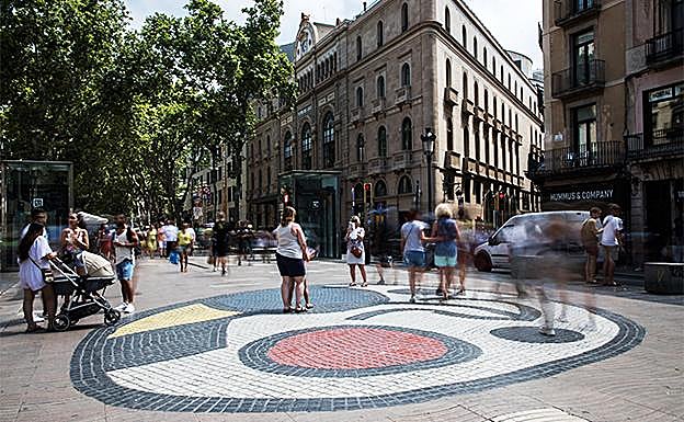 La furgoneta se quedó frenada junto al mosaico de Miró, que forma parte de una trilogía con la que el artista quiso recibir a los visitantes de la ciudad por tierra, mar y aire: una escultura en el Parque Joan Miró, el mosaico de las Ramblas y un mural en el aeropuerto.
