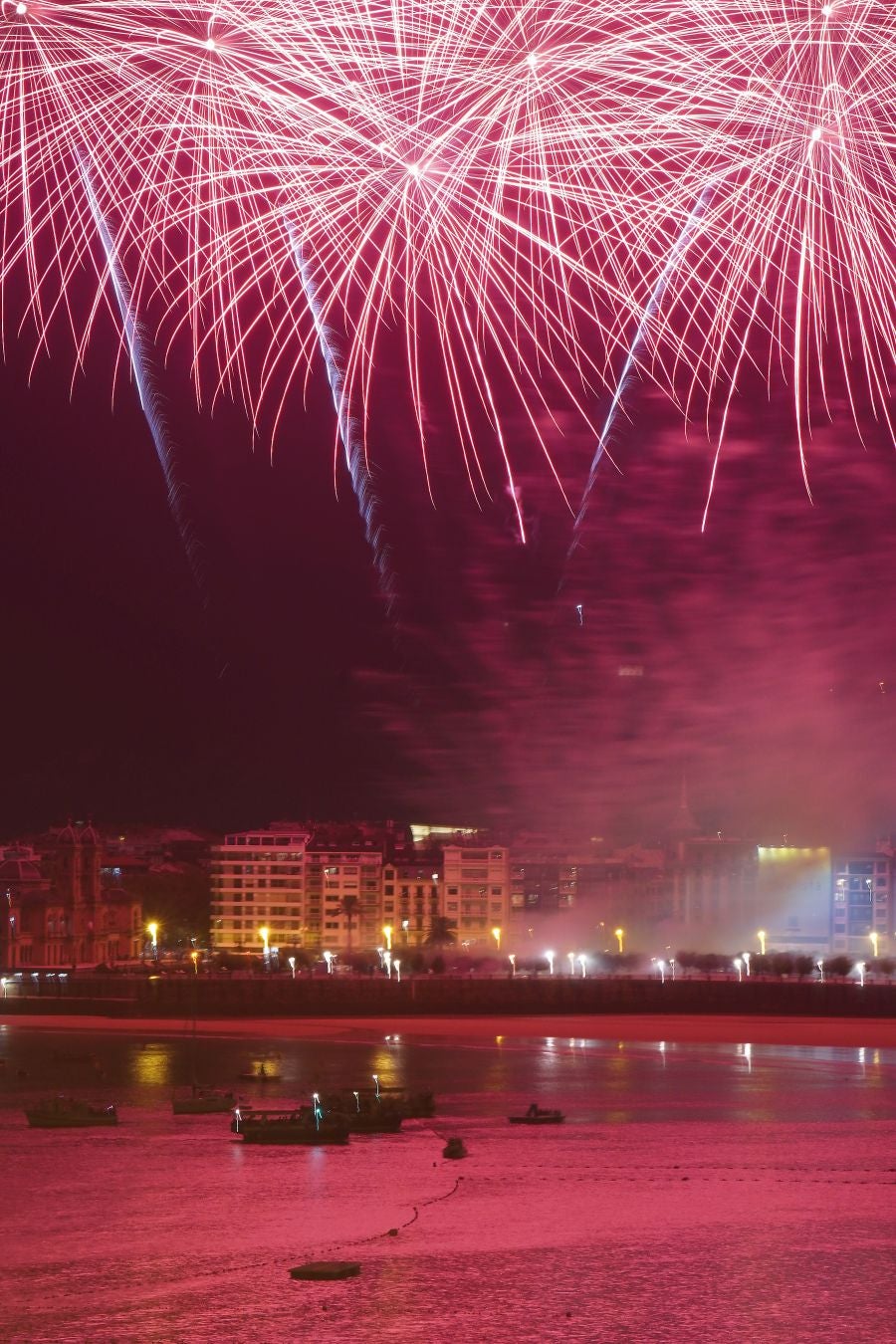 La pirotecnia alavesa fue la encargada de inaugurar el Concurso de Fuegos Artificiales, donde sorprendió por la calidad de su propuesta 