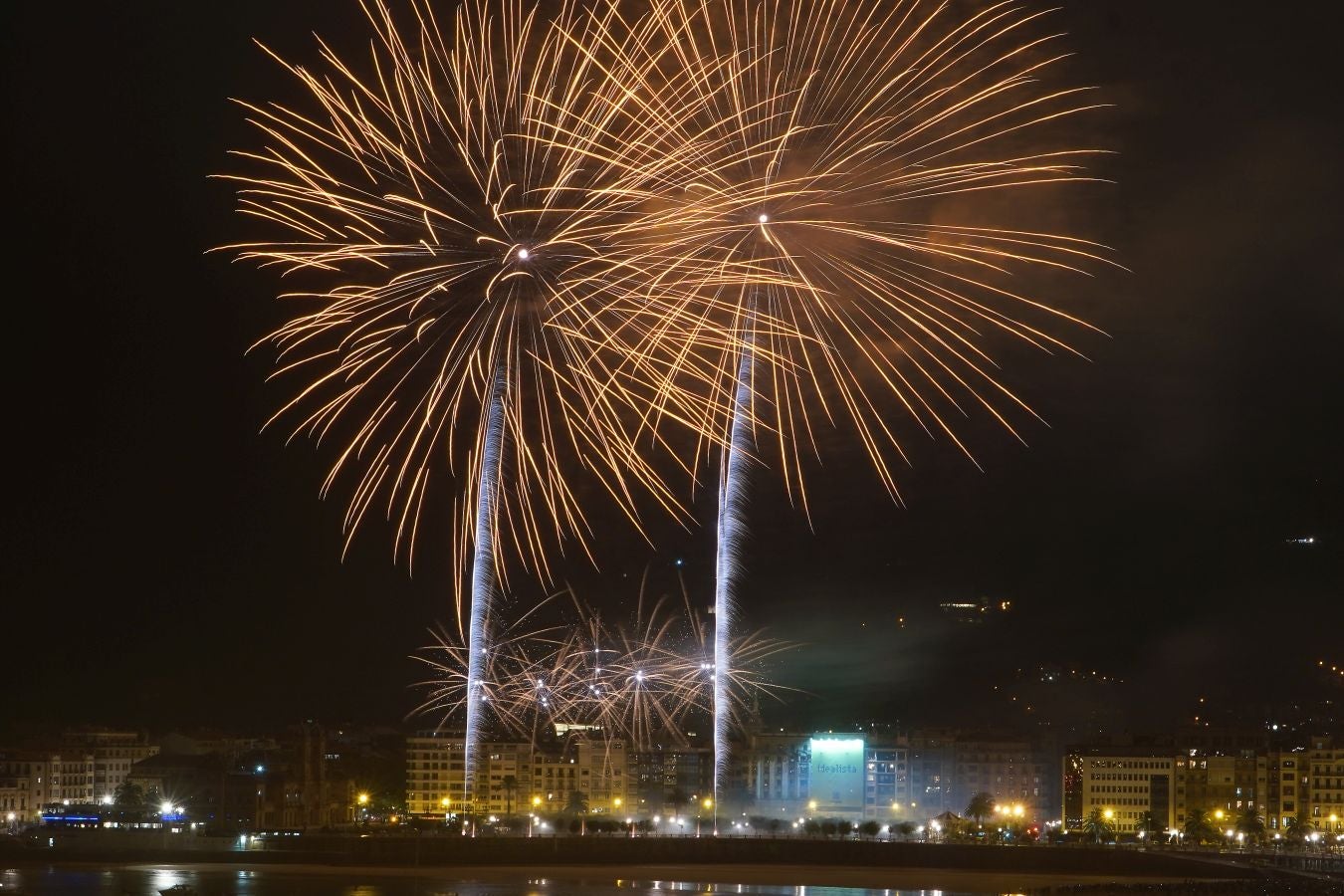 La pirotecnia alavesa fue la encargada de inaugurar el Concurso de Fuegos Artificiales, donde sorprendió por la calidad de su propuesta 