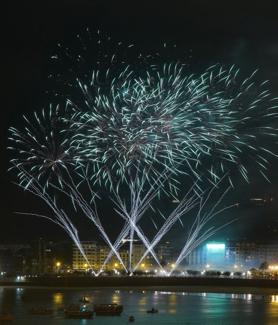 La pirotecnia alavesa fue la encargada de inaugurar el Concurso de Fuegos Artificiales, donde sorprendió por la calidad de su propuesta 