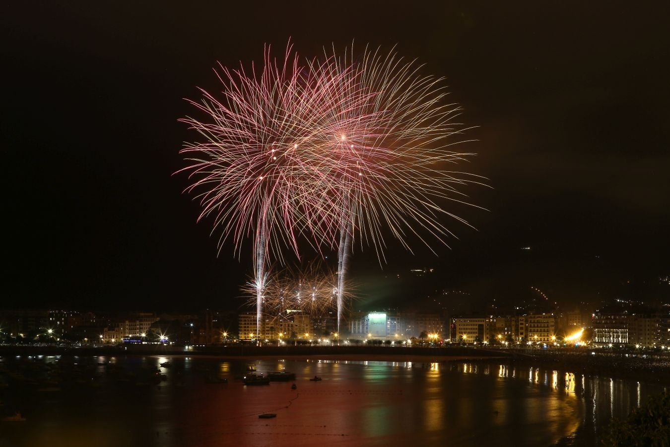 La pirotecnia alavesa fue la encargada de inaugurar el Concurso de Fuegos Artificiales, donde sorprendió por la calidad de su propuesta 