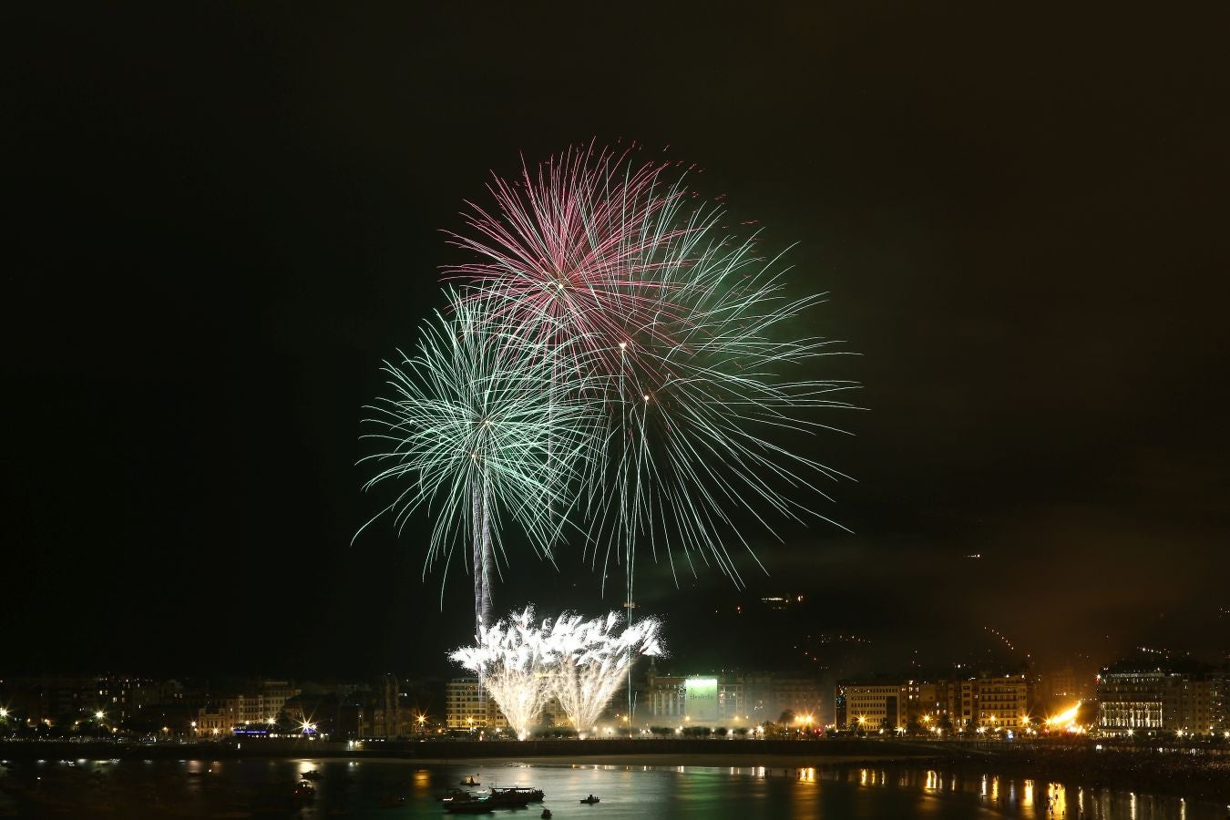 La pirotecnia alavesa fue la encargada de inaugurar el Concurso de Fuegos Artificiales, donde sorprendió por la calidad de su propuesta 