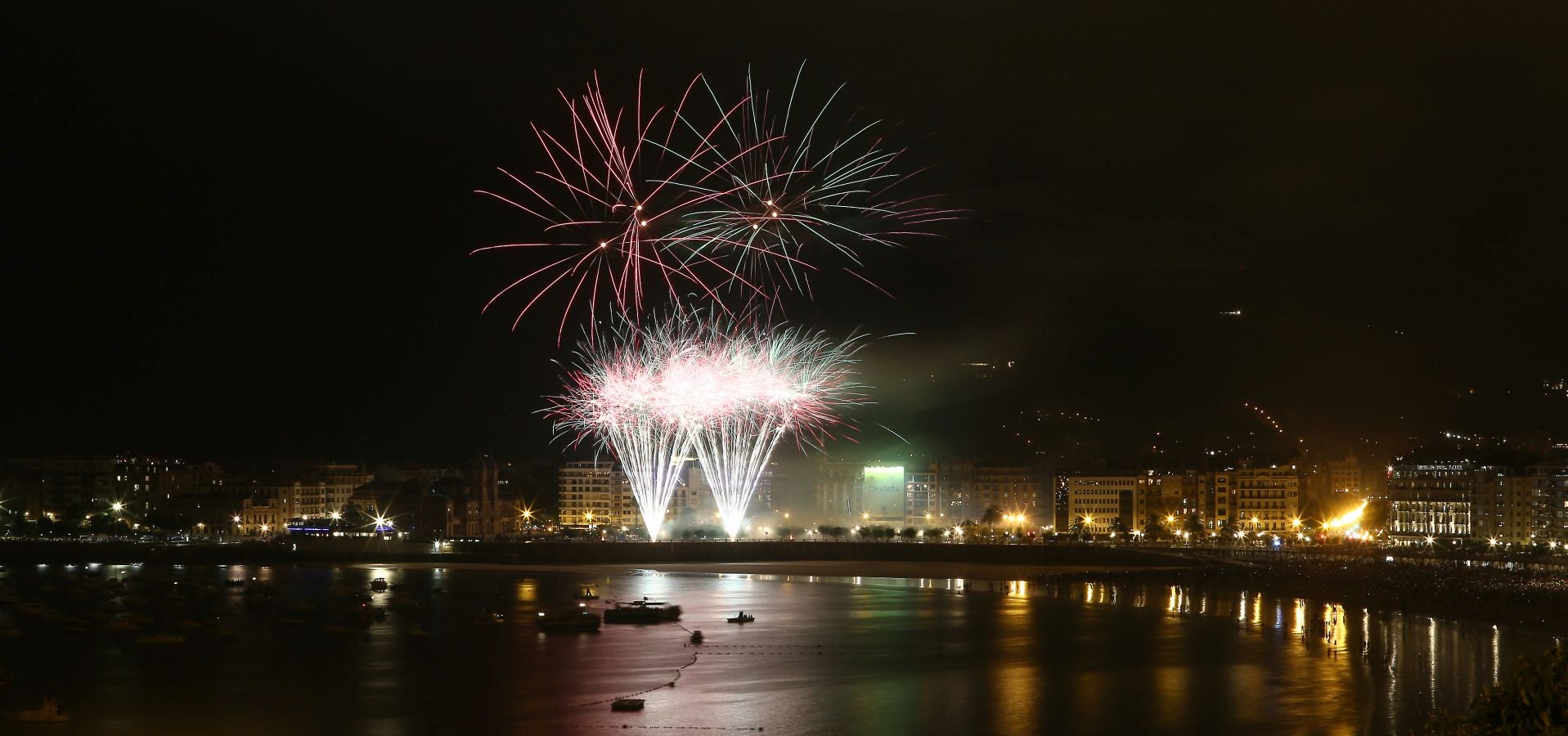 La pirotecnia alavesa fue la encargada de inaugurar el Concurso de Fuegos Artificiales, donde sorprendió por la calidad de su propuesta 