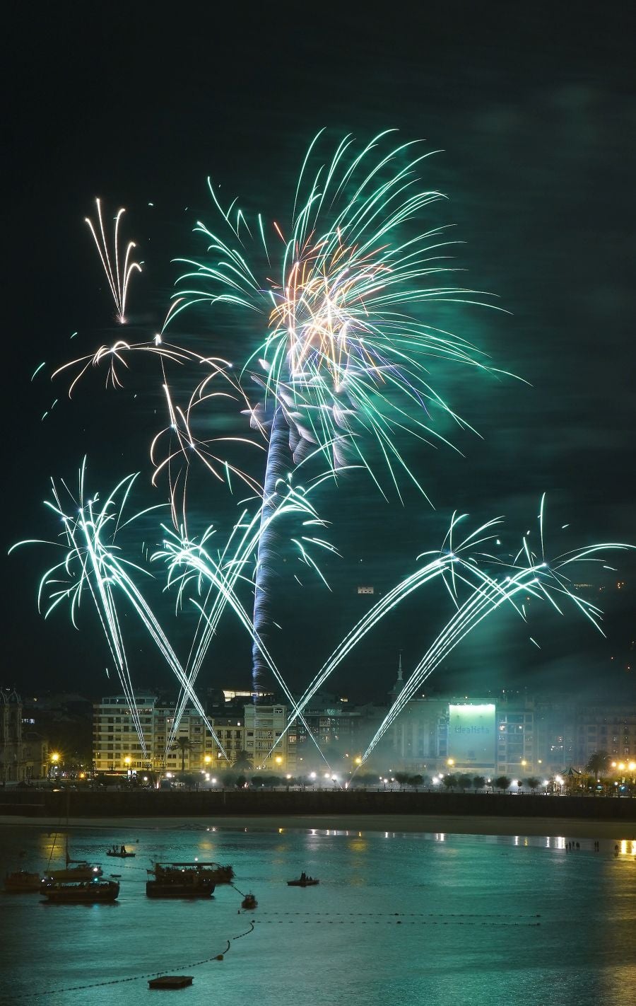 La pirotecnia alavesa fue la encargada de inaugurar el Concurso de Fuegos Artificiales, donde sorprendió por la calidad de su propuesta 
