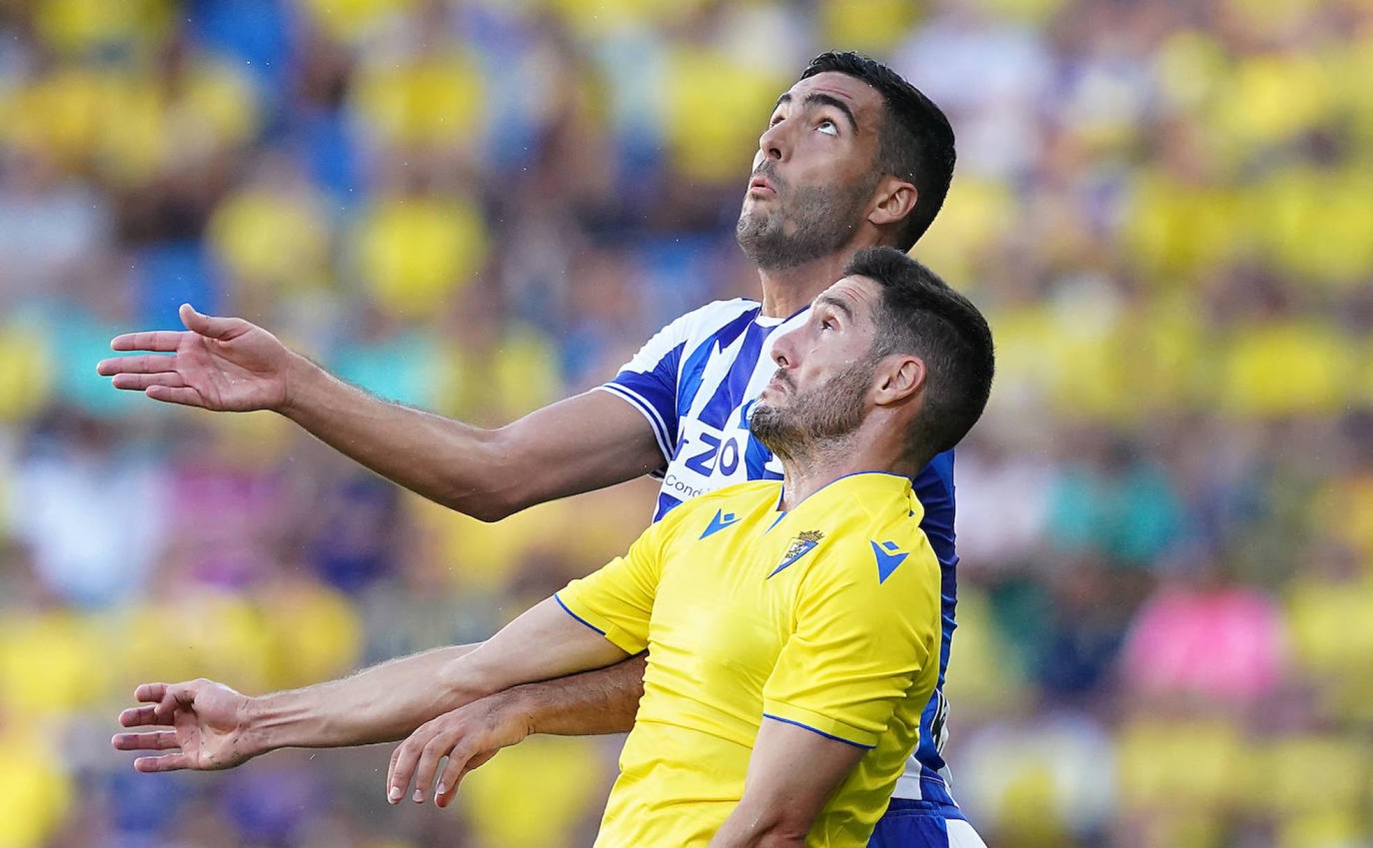 Mikel Merino y el exrealista Joseba Zaldua, en la pugna por un balón aéreo. 
