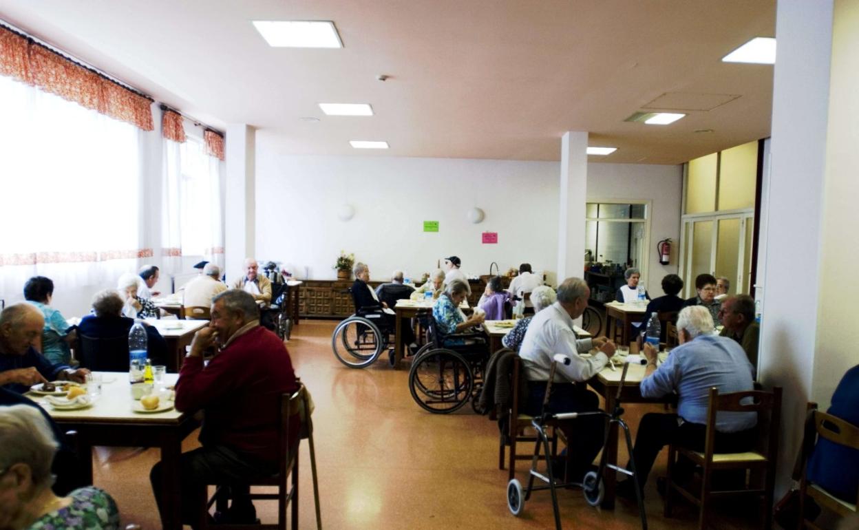 Usuarios de una residencia en el momento de una de las comidas del día. 
