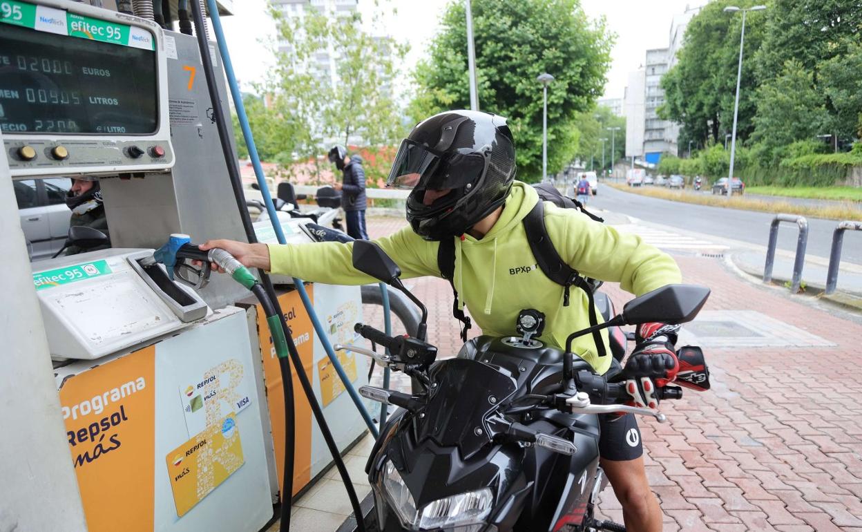 Un motorista reposta en una gasolinera del barrio donostiarra de Bidebieta. 