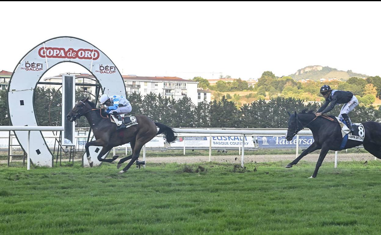 'Il Decamerone' cruza la línea de meta por delante de 'Philau'. 