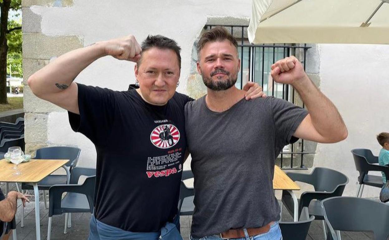 Gabriel Rufián posa con Fermín Muguruza en las fiestas de Mosku en Irun.