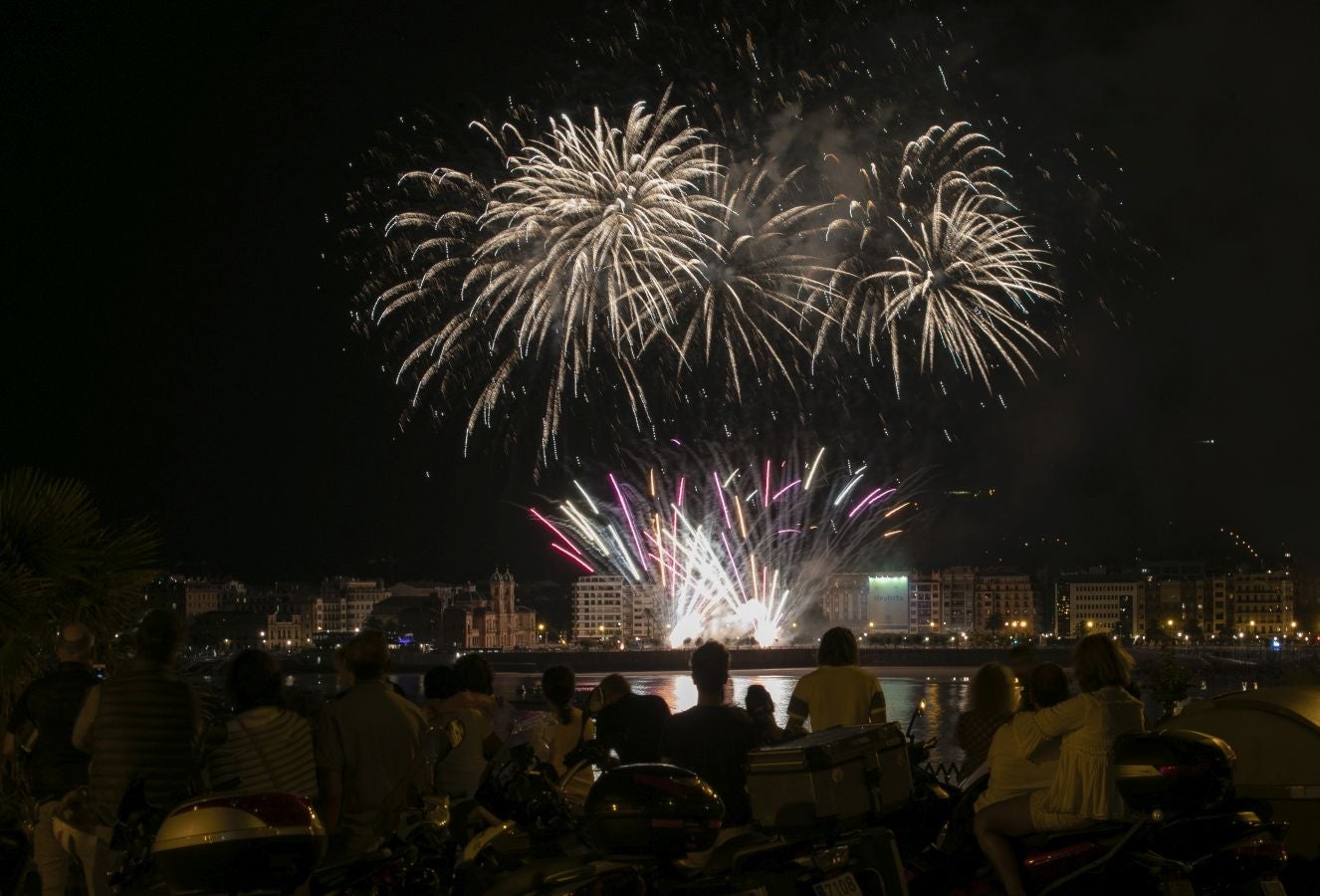 La pirotecnia ucraniana Dance of Fire respondió con creces a las expectativas. Como adelantó en su presentación, proponía mucho ritmo y juego de alturas en su colección, y cumplió.