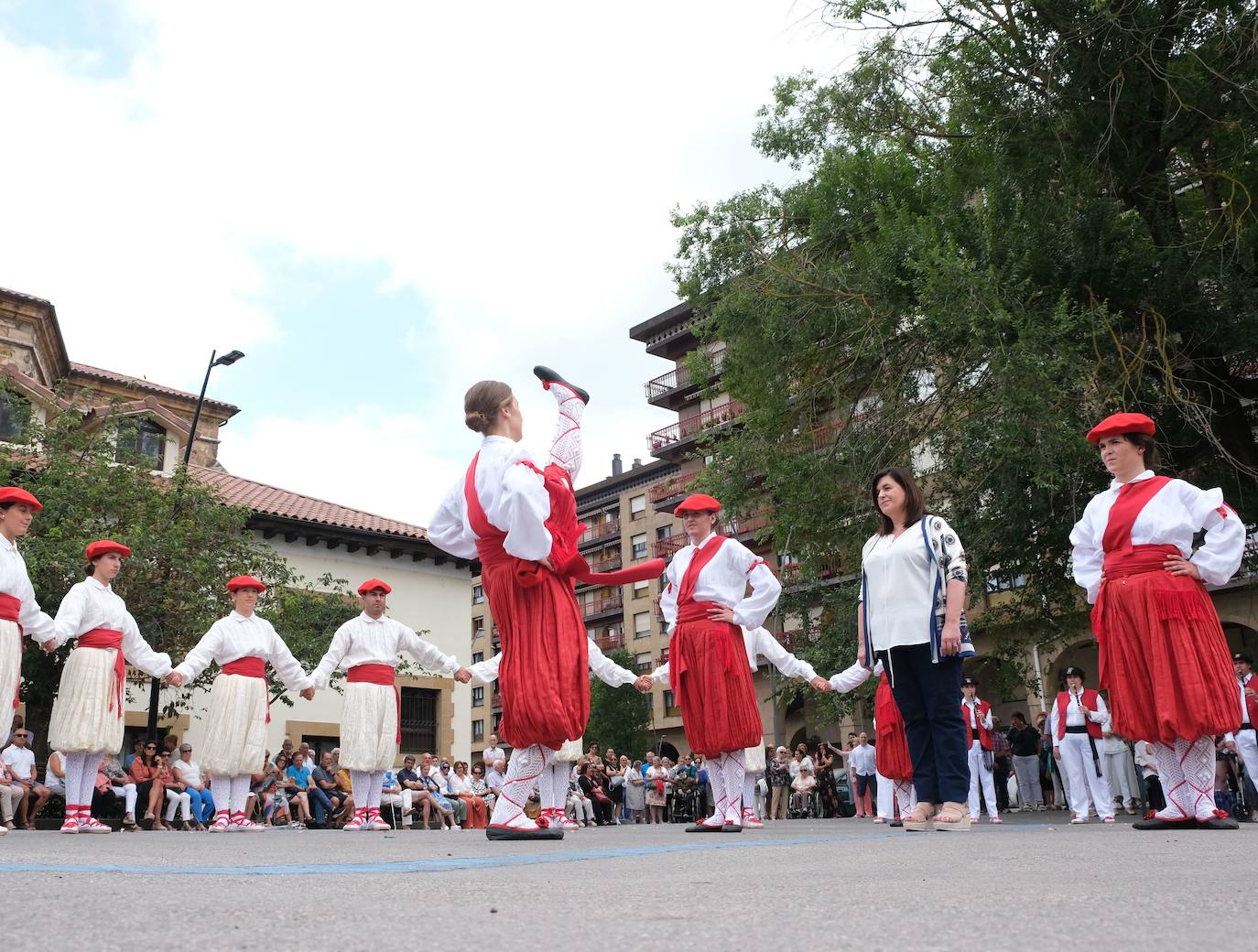 Fotos: Tributo de espadas a la Virgen en Zumarraga