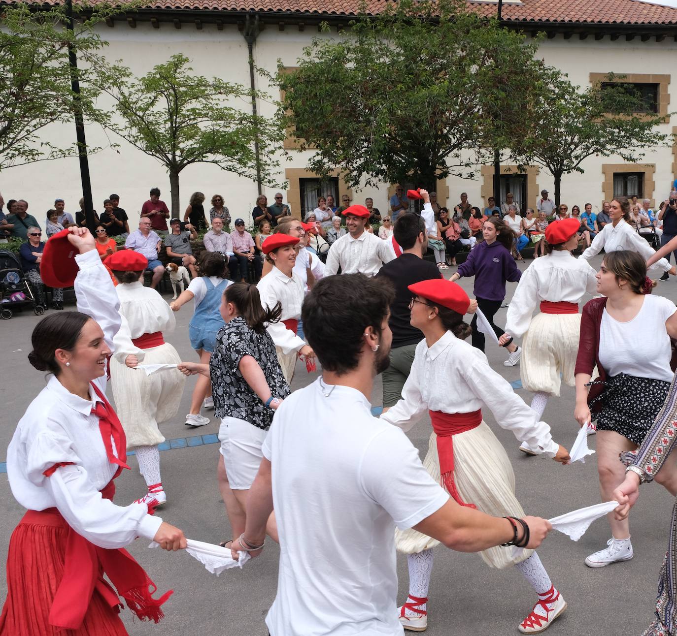 Fotos: Tributo de espadas a la Virgen en Zumarraga
