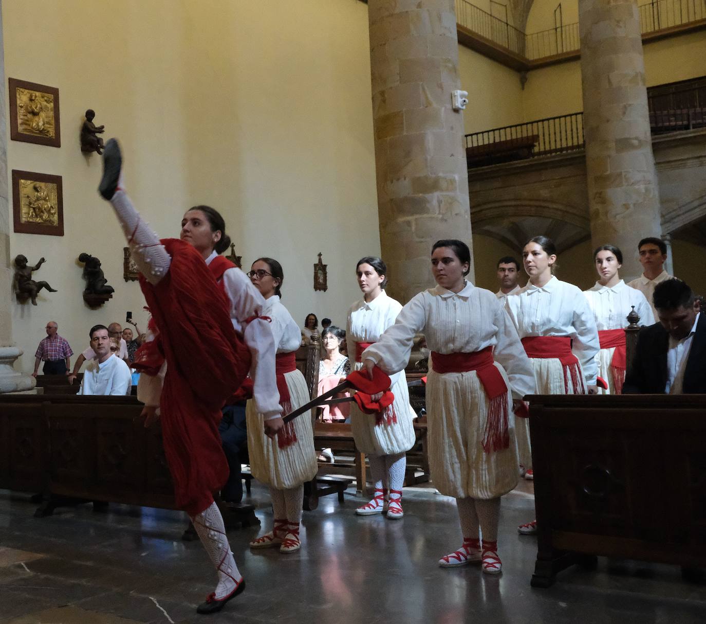 Fotos: Tributo de espadas a la Virgen en Zumarraga