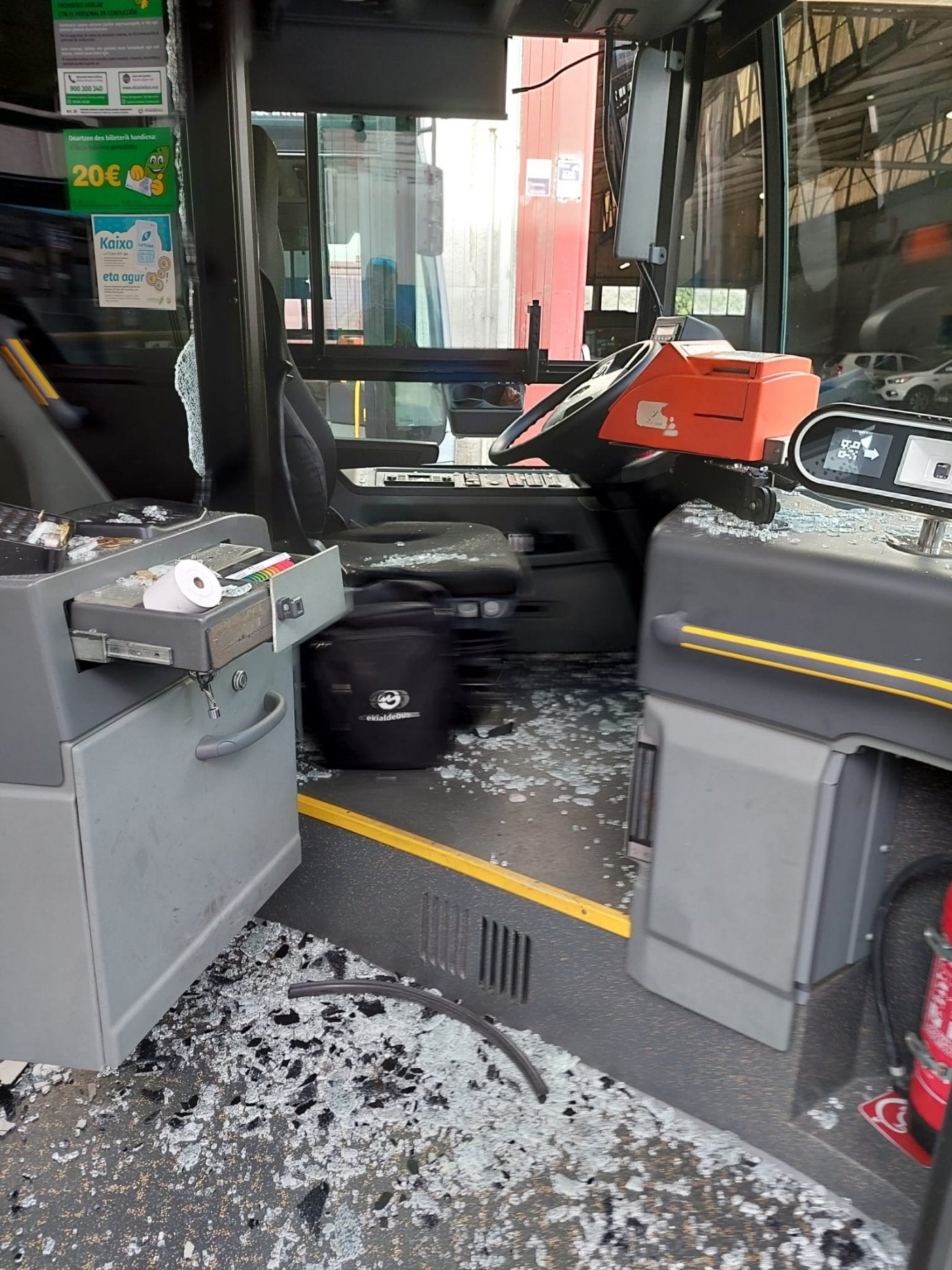 Estado en el que quedó la zona del conductor del autobús después de la agresión de un viajero. 