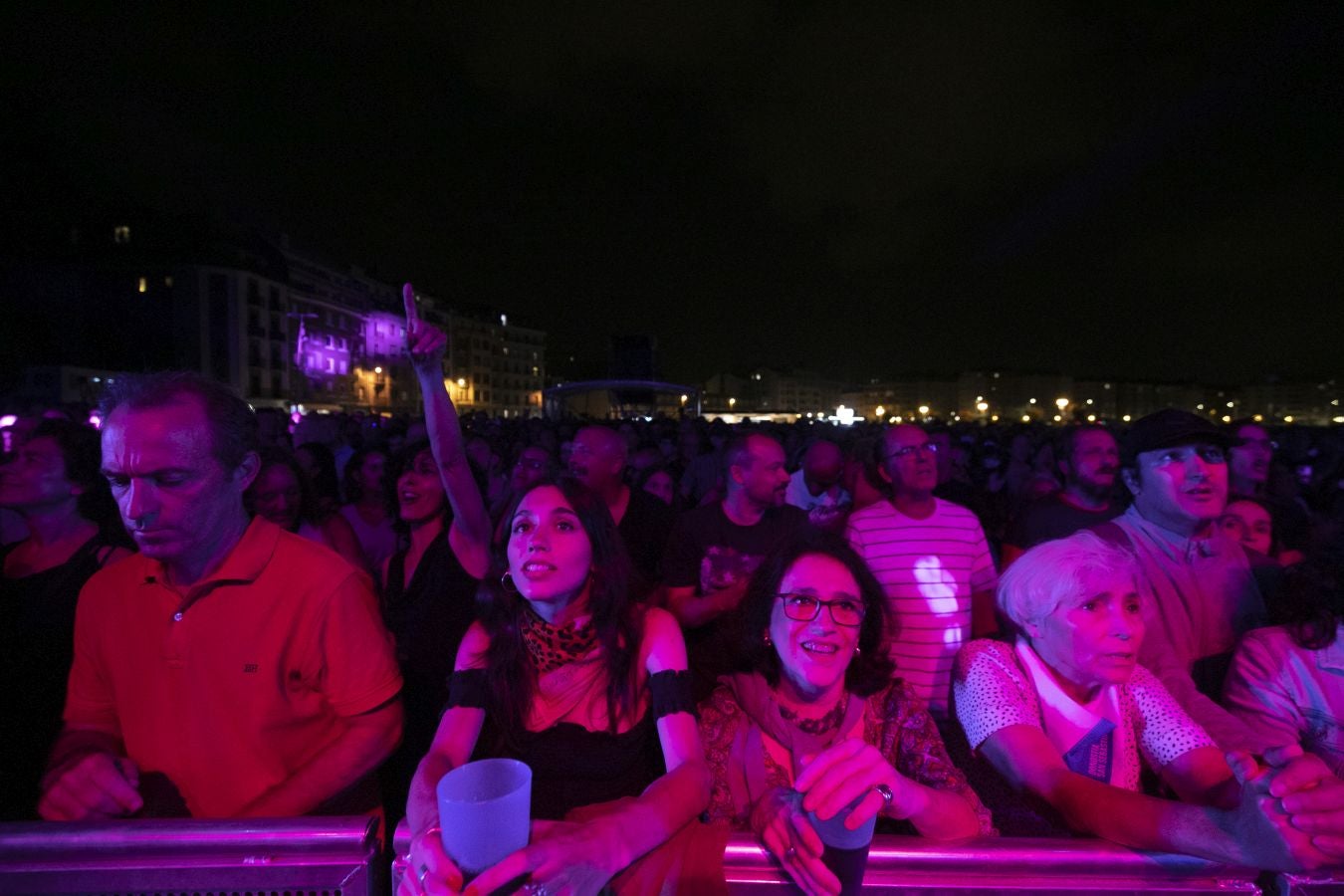 La explanada de Sagüés volvió a quedarse pequeña y los asistentes pudieron disfrutar en vivo de grandes clásicos. 
