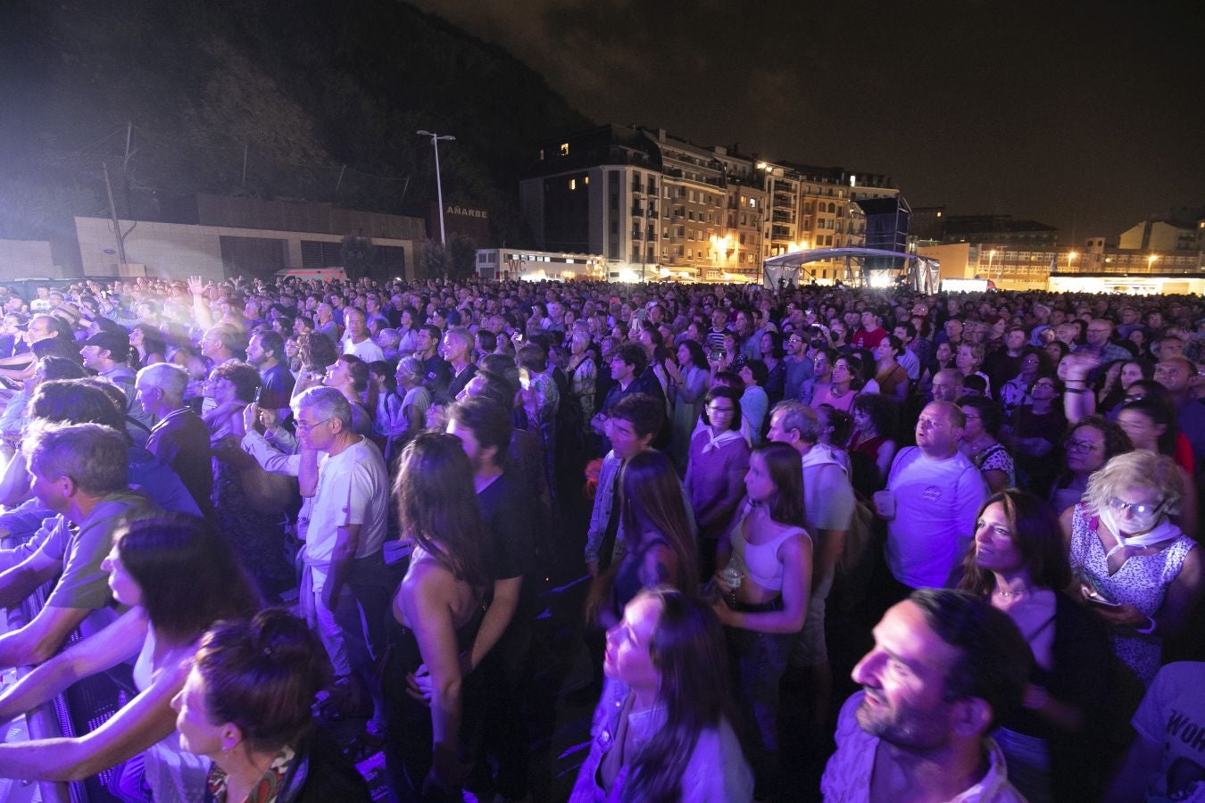 La explanada de Sagüés volvió a quedarse pequeña y los asistentes pudieron disfrutar en vivo de grandes clásicos. 